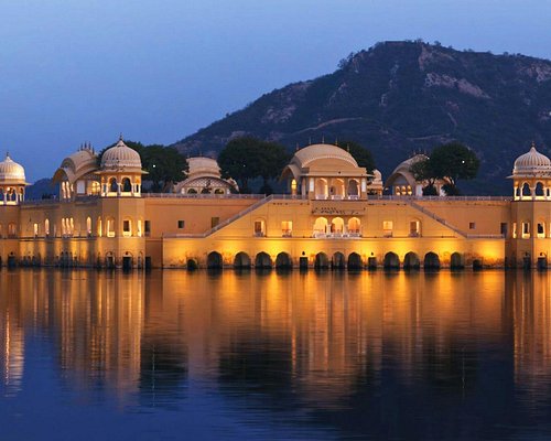 Jal Mahal iluminado sobre el agua al atardecer