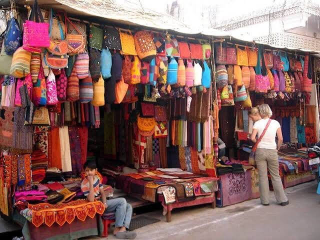 Puesto de textiles y bolsos en un mercado de Jaipur